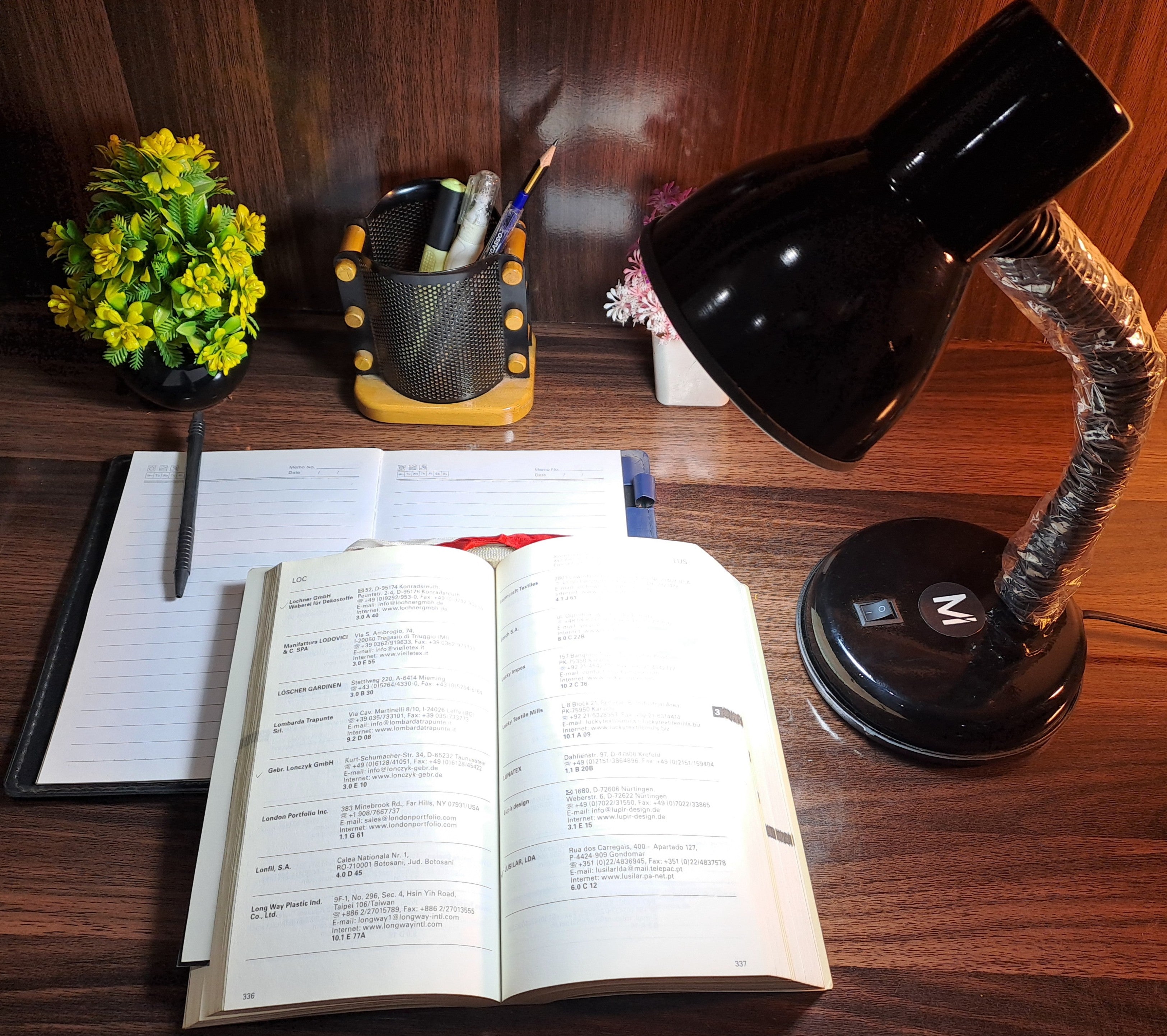 Classic Study Table Lamp with Versatile Flexible Neck (Black)