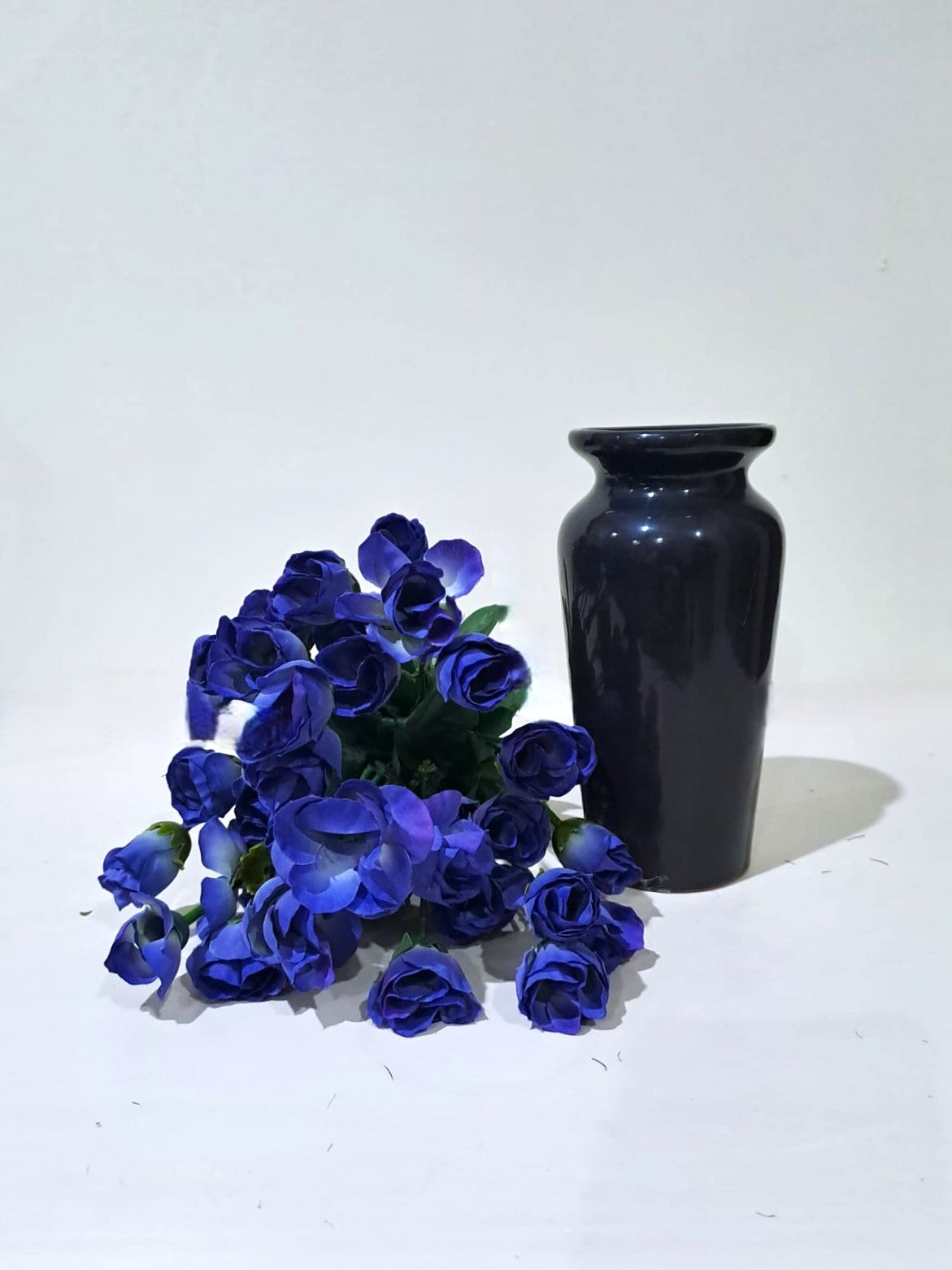 Black Classic Ceramic Vase with 1 Bunch of Blue-White Flowers
